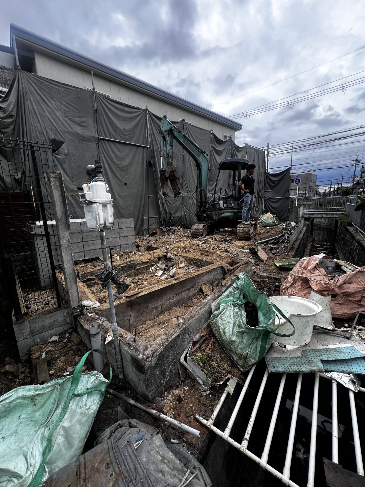 尼崎市 搬出困難現場の解体作業風景 ミニ重機を使用し、十分な養生を行って慎重に施工中
