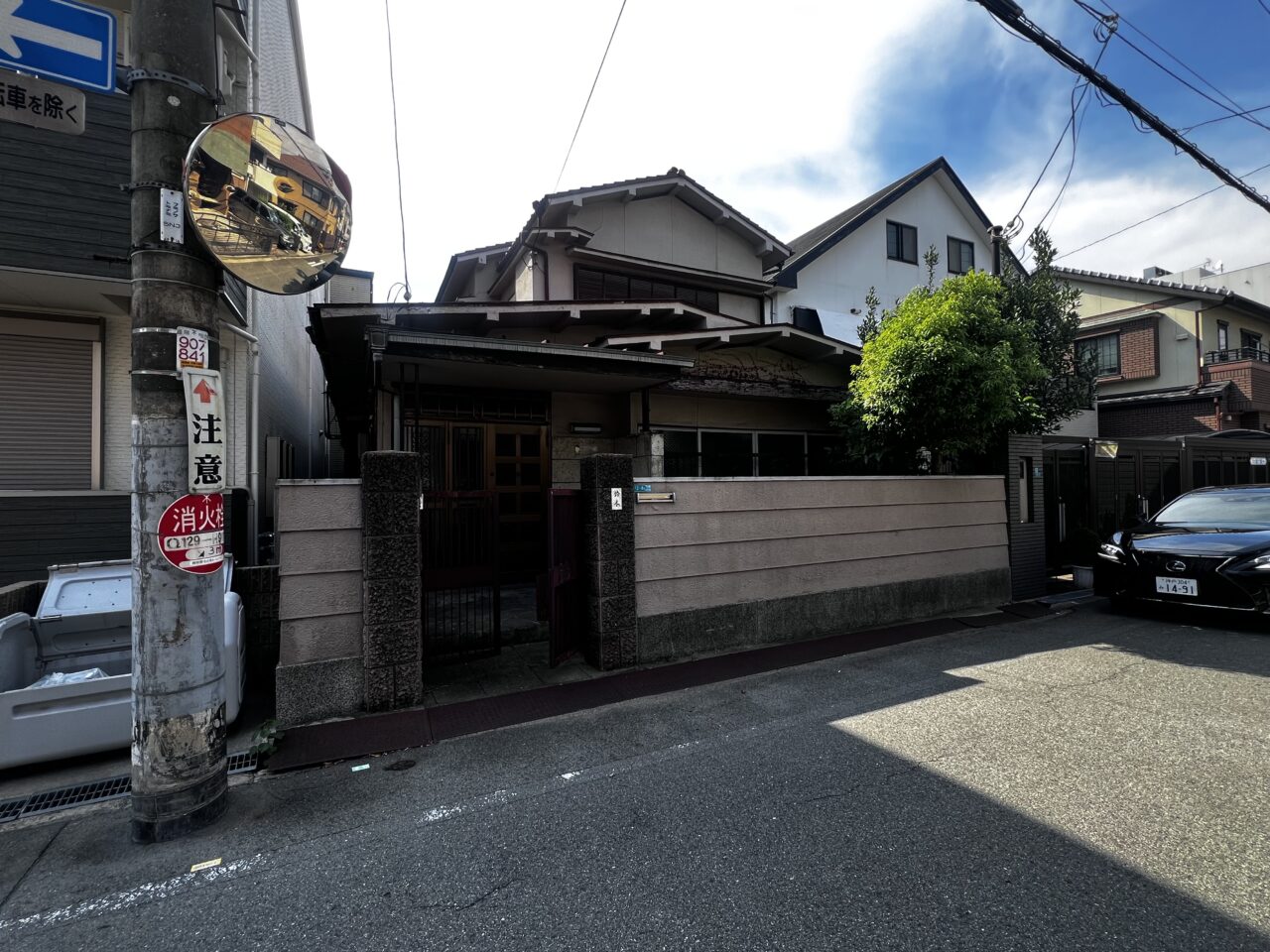 【大阪市阿倍野区 解体工事】着工前の木造家屋50坪の外観 立派なブロック塀と増築部分のある住宅