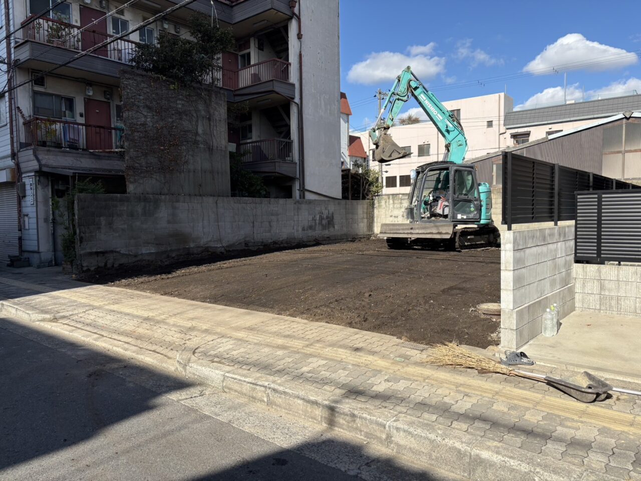 大阪市内 木造家屋32坪の解体工事後に整地された更地と重機の写真