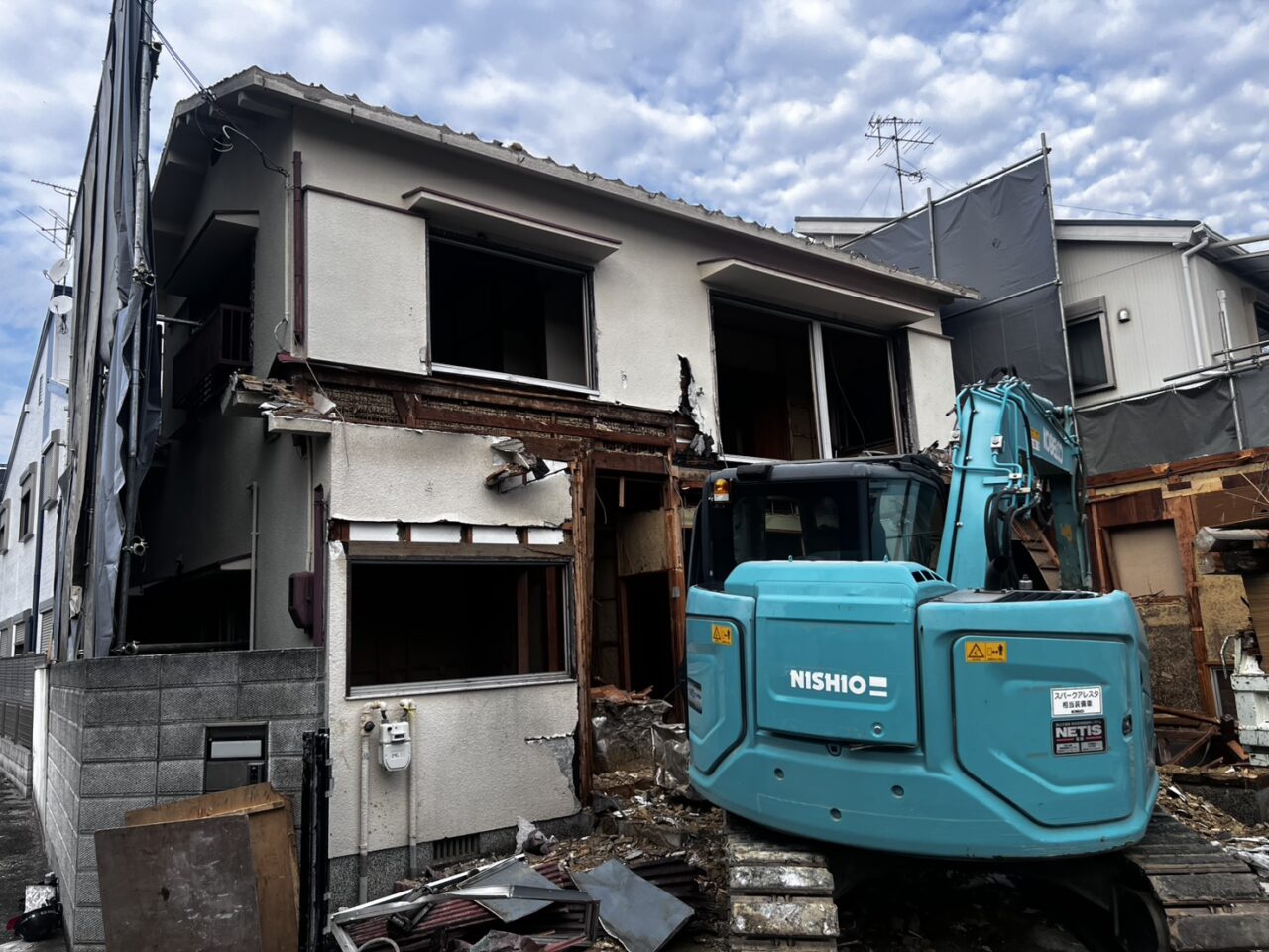 【尼崎市 木造解体】重機（ニシオティーアンドエム）を使用した木造2階建て家屋の解体作業風景