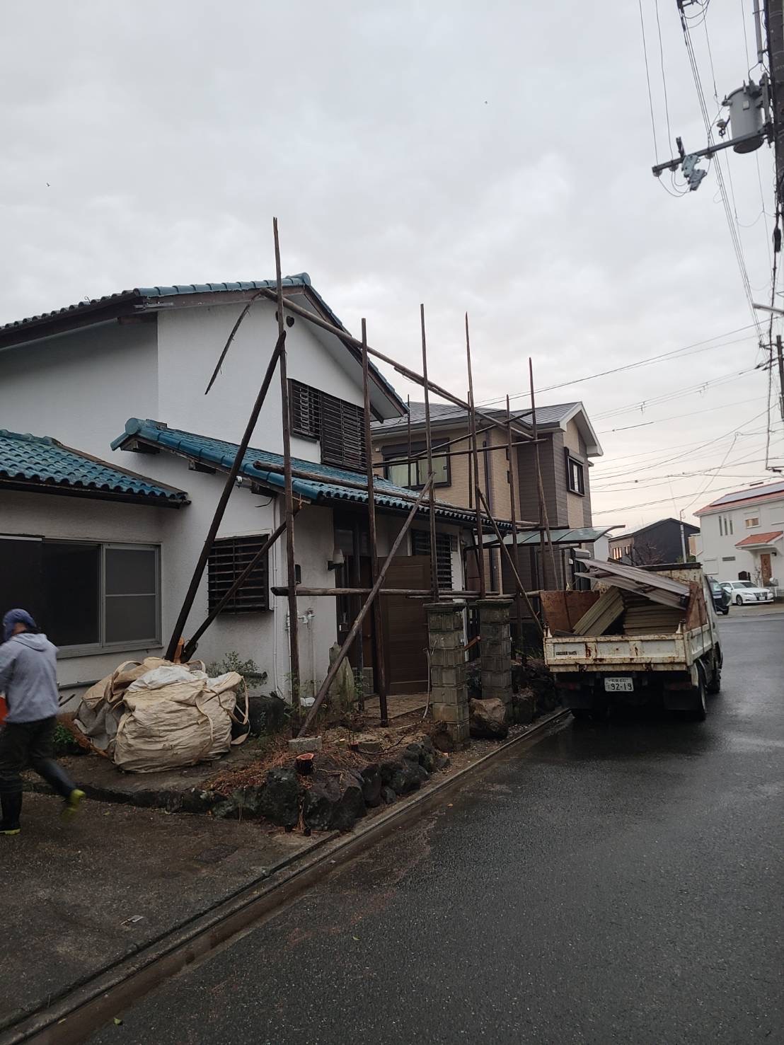 木造家屋の解体着工前 足場設置と廃材搬出用トラックの様子