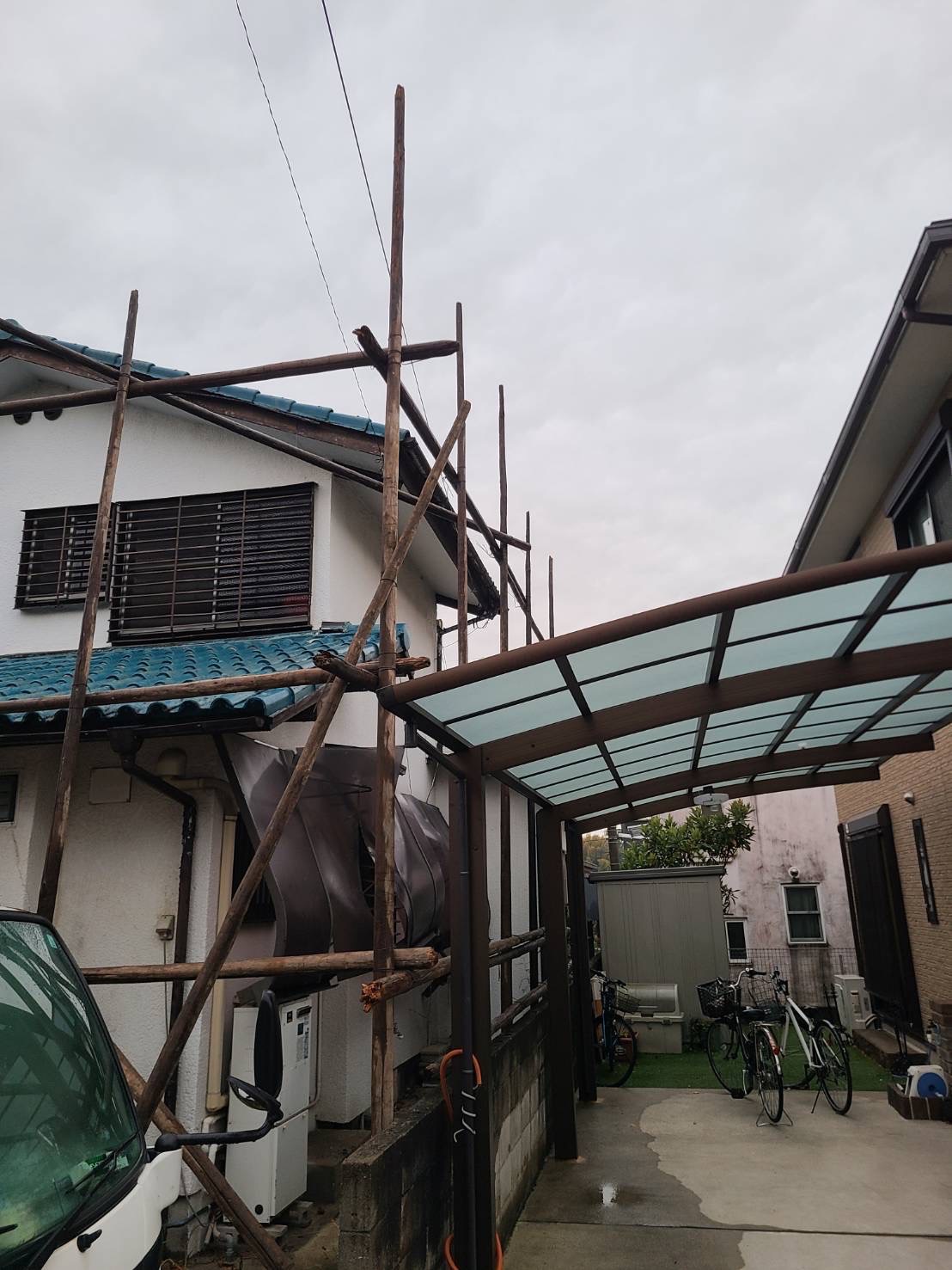 和泉市 解体現場 カーポートおよびブロック塀の撤去を含む木造住宅解体前の状況