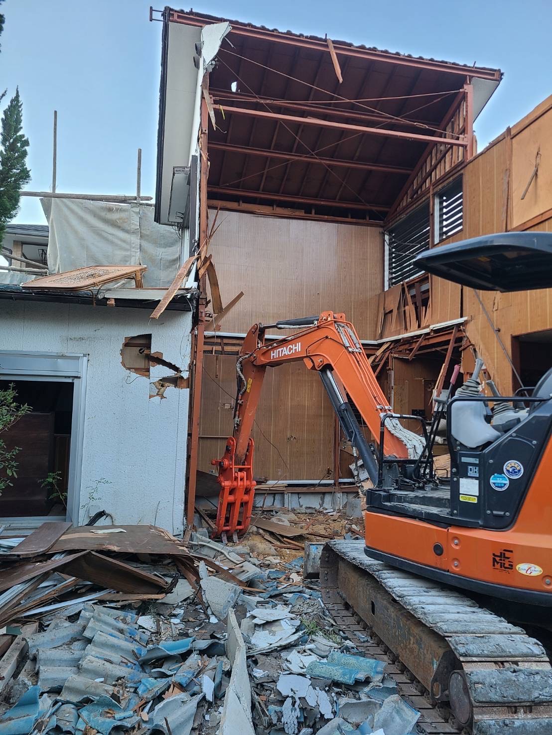 関西 解体工事センター 増築部分のある木造家屋を重機（日立建機）で慎重に解体中
