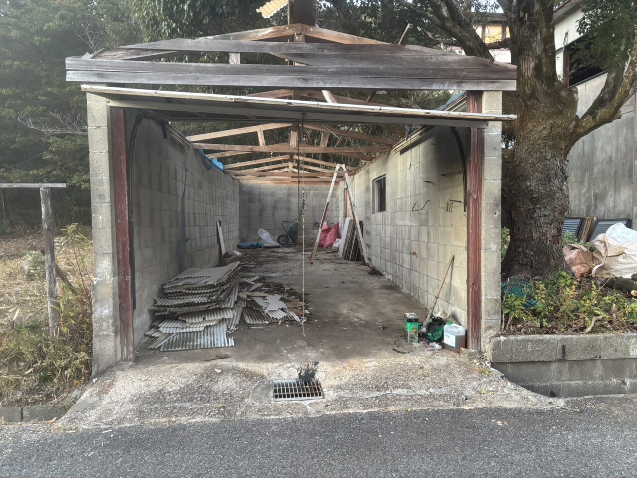 RCガレージ解体工事 屋根部分の撤去と内部の分別解体を進める様子