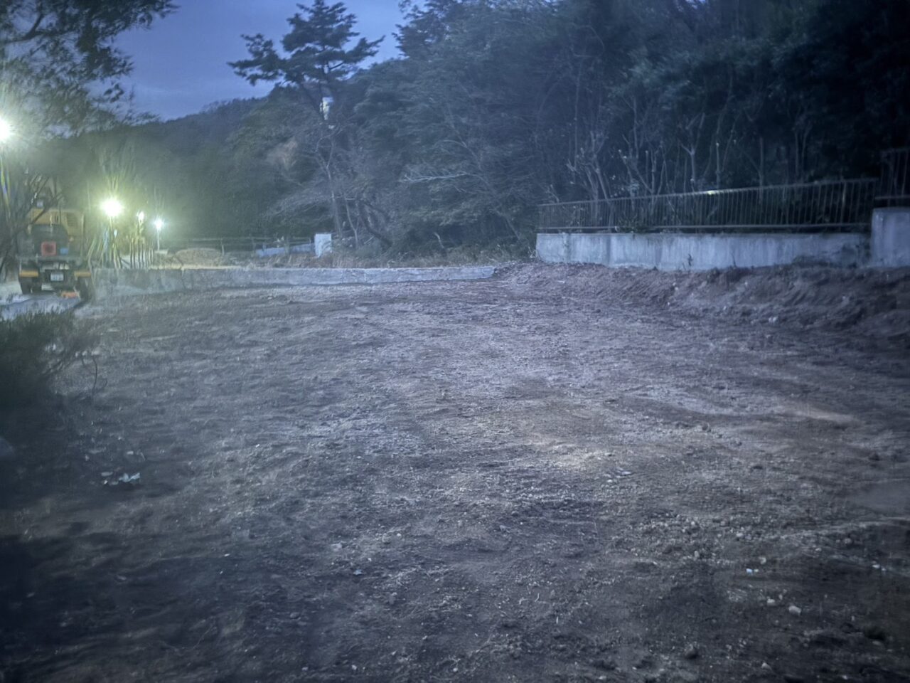 【芦屋市 解体工事完了】木造家屋・RCガレージ・擁壁をすべて撤去し、きれいに整地された更地