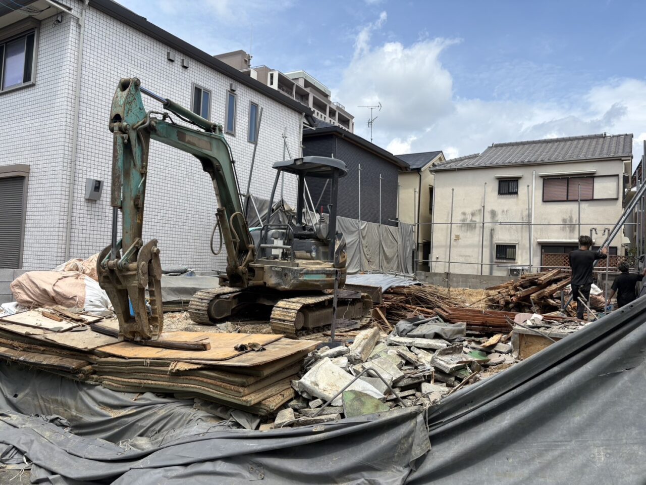 【尼崎市 解体工事】木造家屋35坪の解体作業風景 重機による廃材の分別と積み込み作業