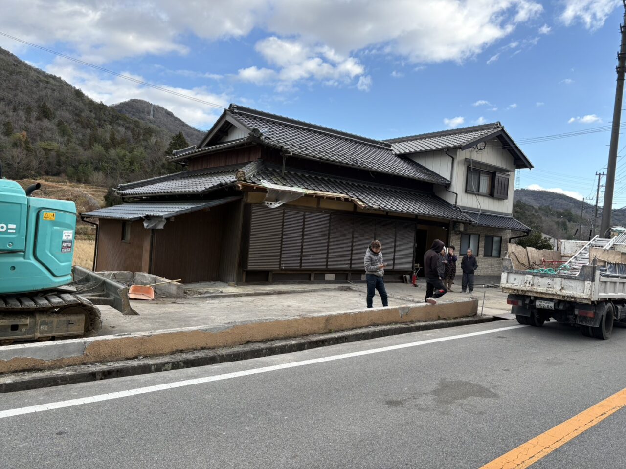 兵庫県篠山市 解体工事現場 鉄骨建物に隣接する日本家屋と重機による整地・解体作業風景