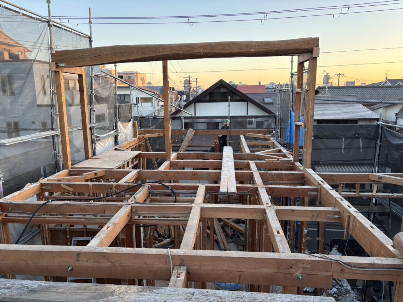 通学路の安全に配慮し、木造家屋の2階部分を職人が手作業（人力解体・手壊し）で慎重に解体している様子