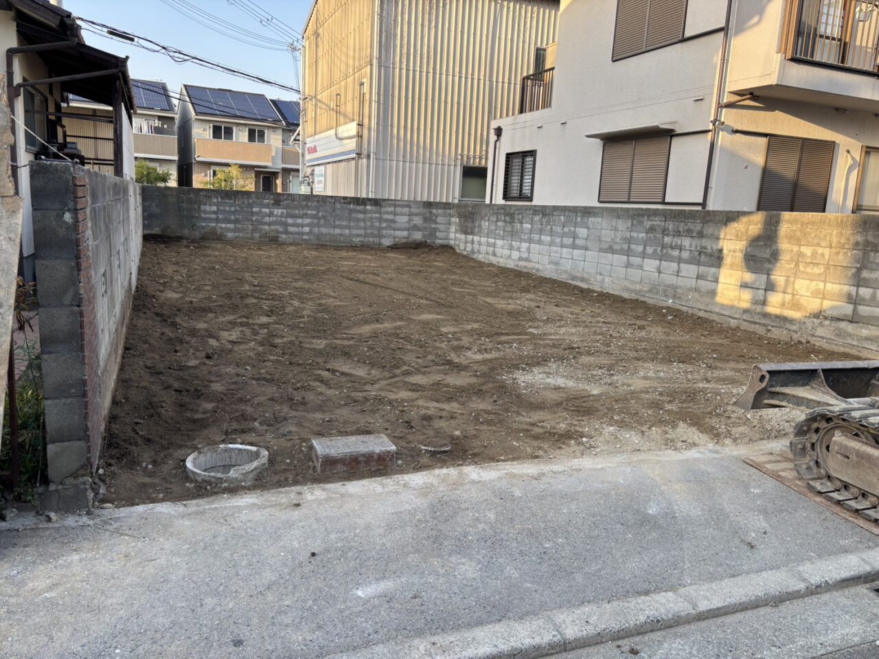 西宮市 木造解体工事完了 ブロック塀を残し、キャタピラで綺麗に転圧・整地された施工後の更地